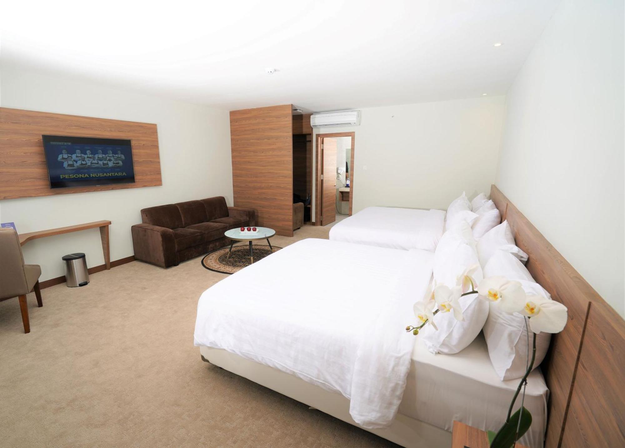 Aston Inn Pandanaran Semarang Buitenkant foto